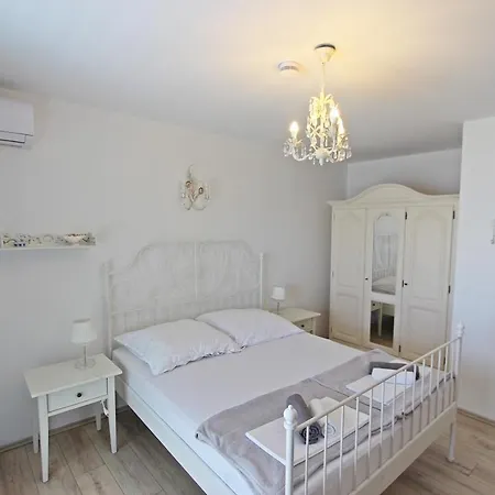 Danica Murter * Betina (Sibenik-Knin)